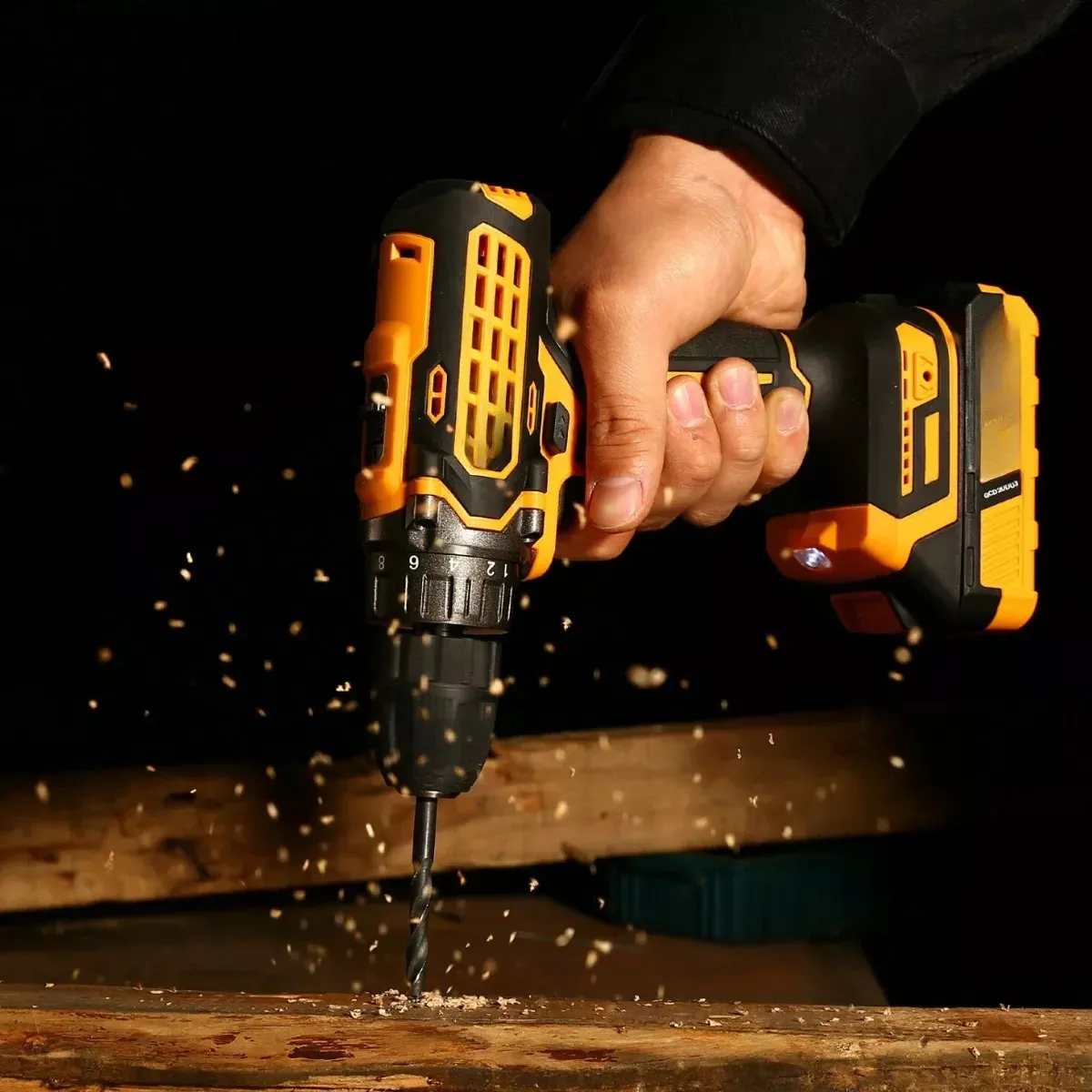 Parafusadeira em ação furando madeira